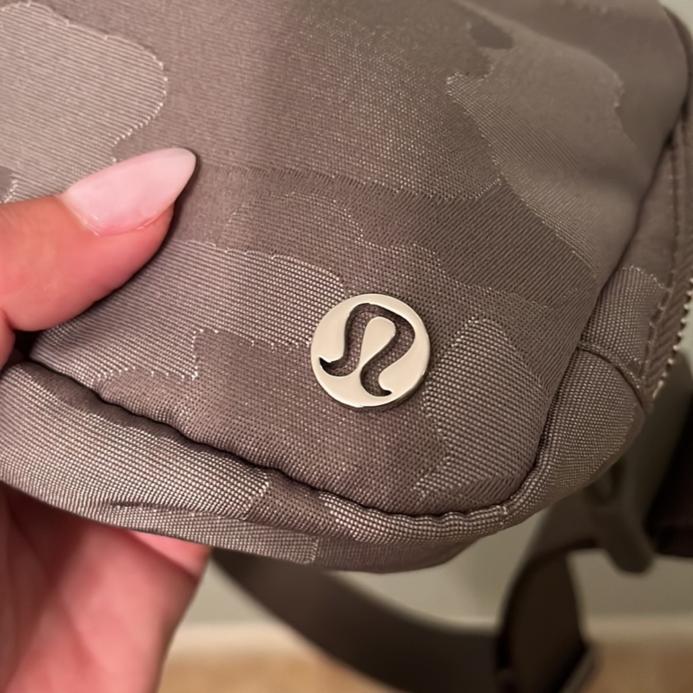 GREY Camo Lululemon Everywhere Belt Bag - Picture 4 of 7